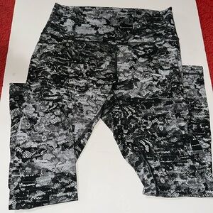 Lululemon leggings workout yoga pants- black and white snakeskin design-  size 8